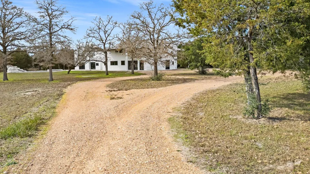 1925 Hills Road Carmine, TX 78932