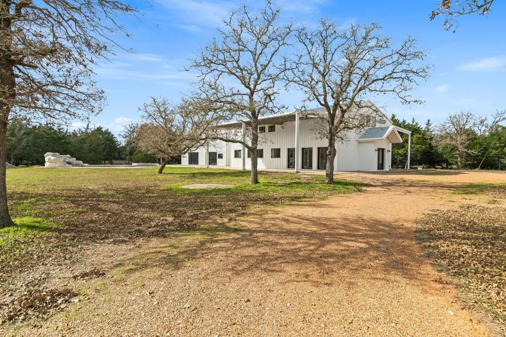 1925 Hills Road Carmine, TX 78932