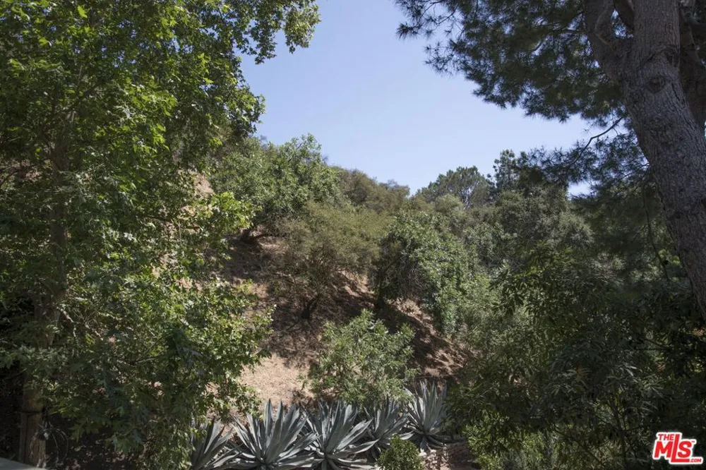 1023 Hollybush Bel Air, CA 90077