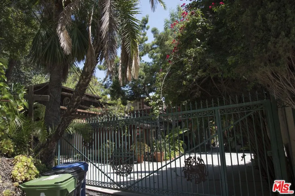 1023 Hollybush Bel Air, CA 90077