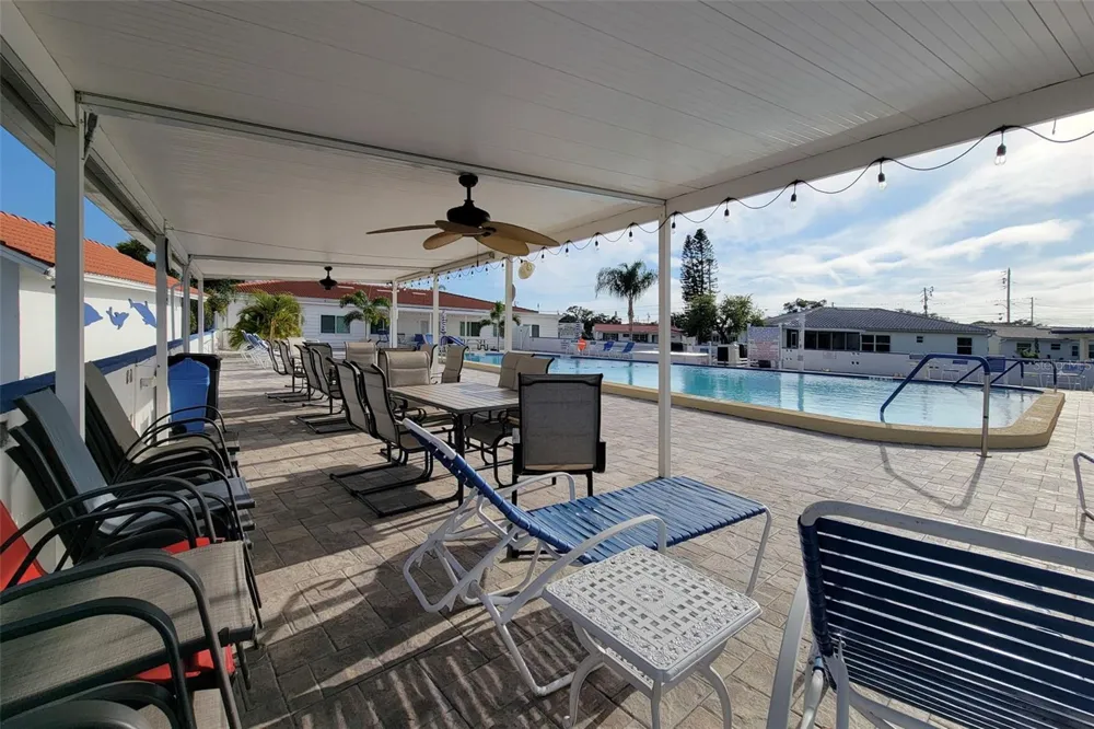 9705 MAINLANDS BOULEVARD W Pinellas Park, FL 33782