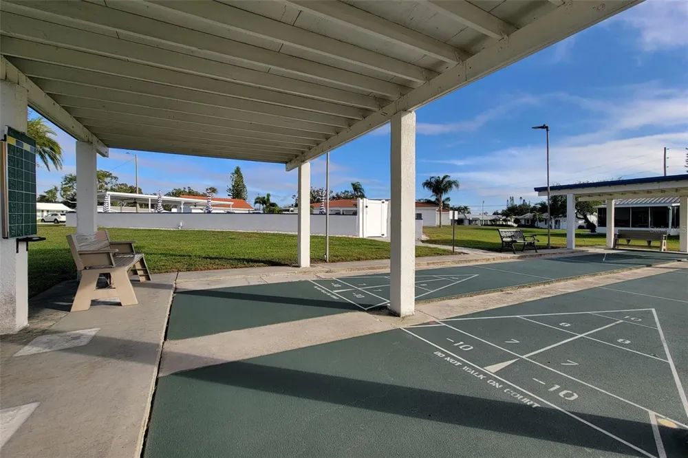 9705 MAINLANDS BOULEVARD W Pinellas Park, FL 33782