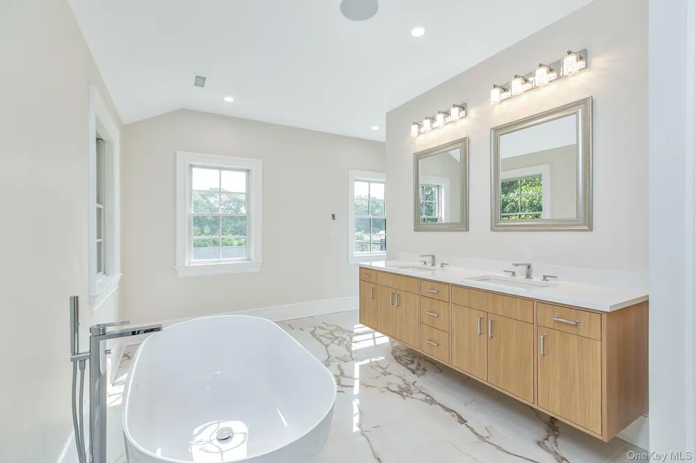 66 Peters Lane Westhampton Beach, NY 11978