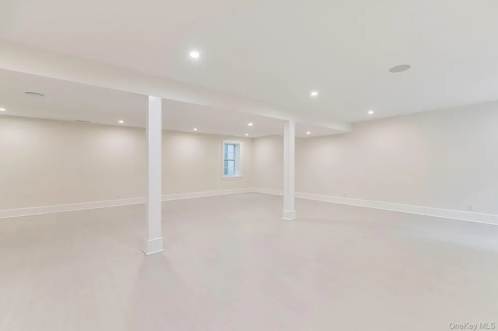 66 Peters Lane Westhampton Beach, NY 11978