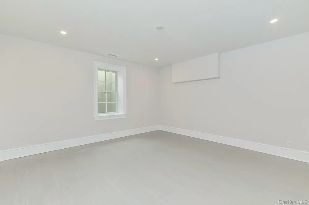 66 Peters Lane Westhampton Beach, NY 11978