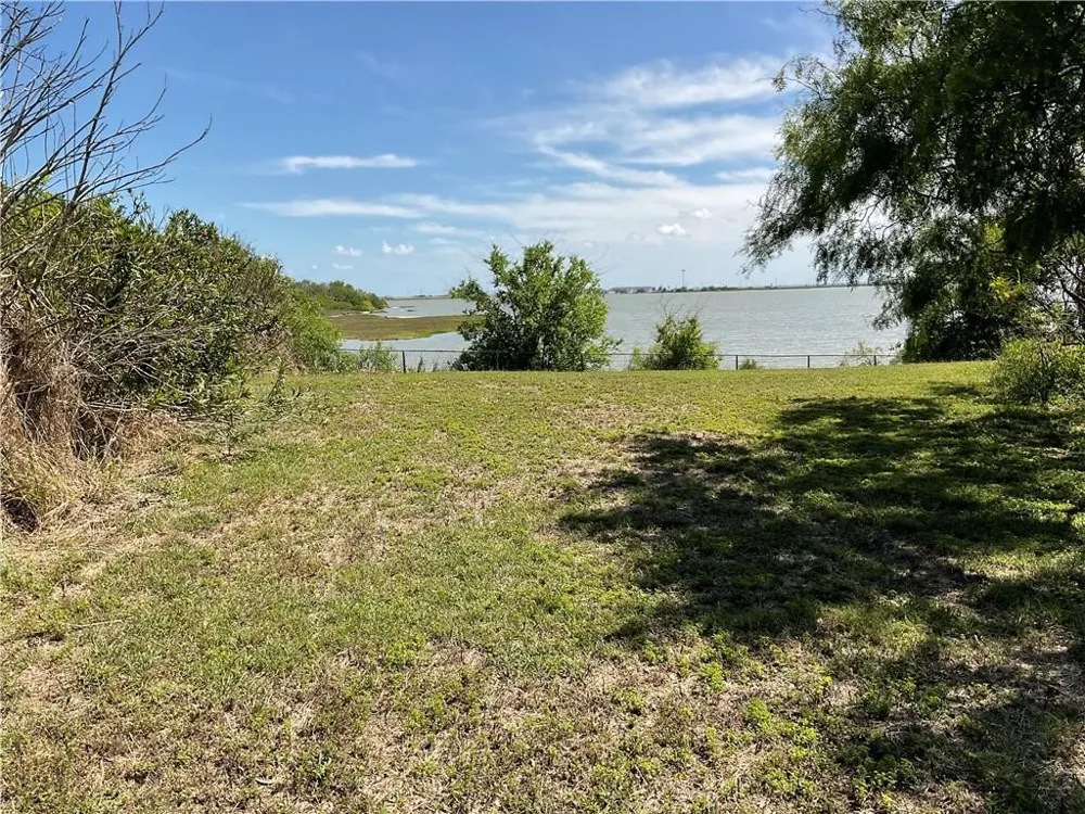 1014 Bluff Dr Portland, TX 78374