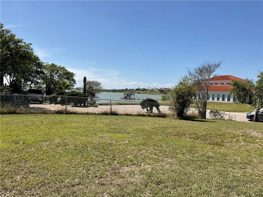 1014 Bluff Dr Portland, TX 78374