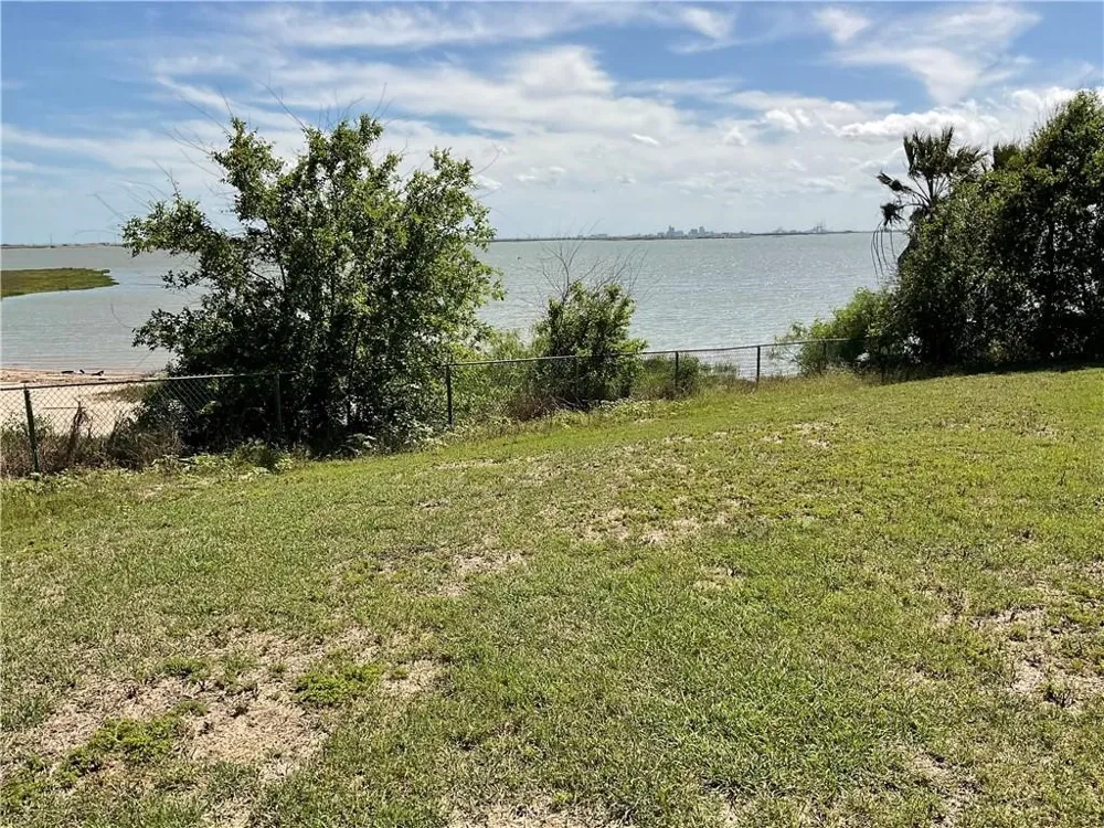 1014 Bluff Dr Portland, TX 78374