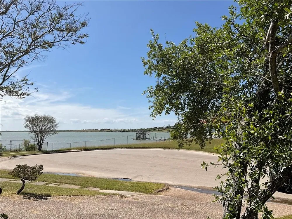 1014 Bluff Dr Portland, TX 78374