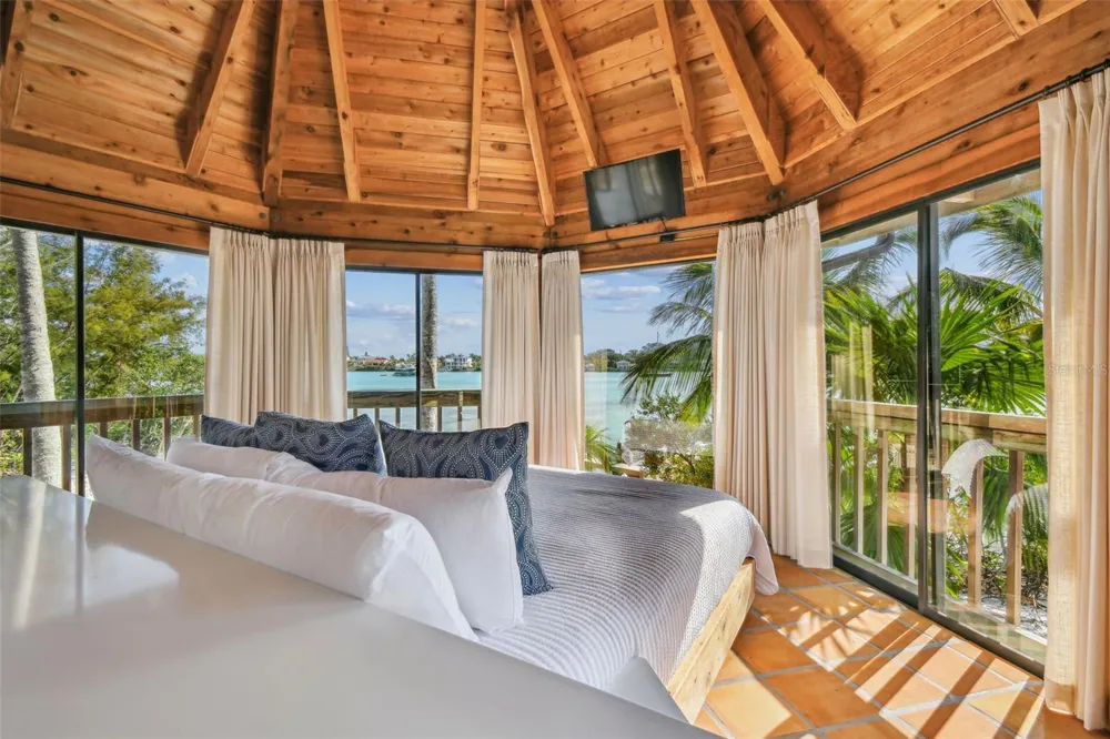 7147 LA LENAIRE DRIVE Longboat Key, FL 34228