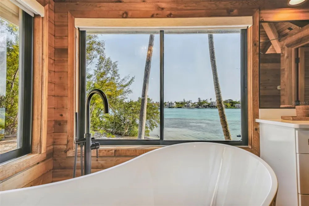 7147 LA LENAIRE DRIVE Longboat Key, FL 34228