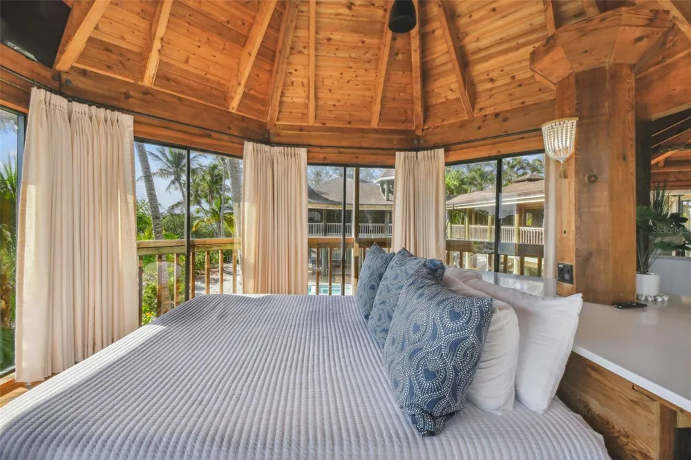 7147 LA LENAIRE DRIVE Longboat Key, FL 34228