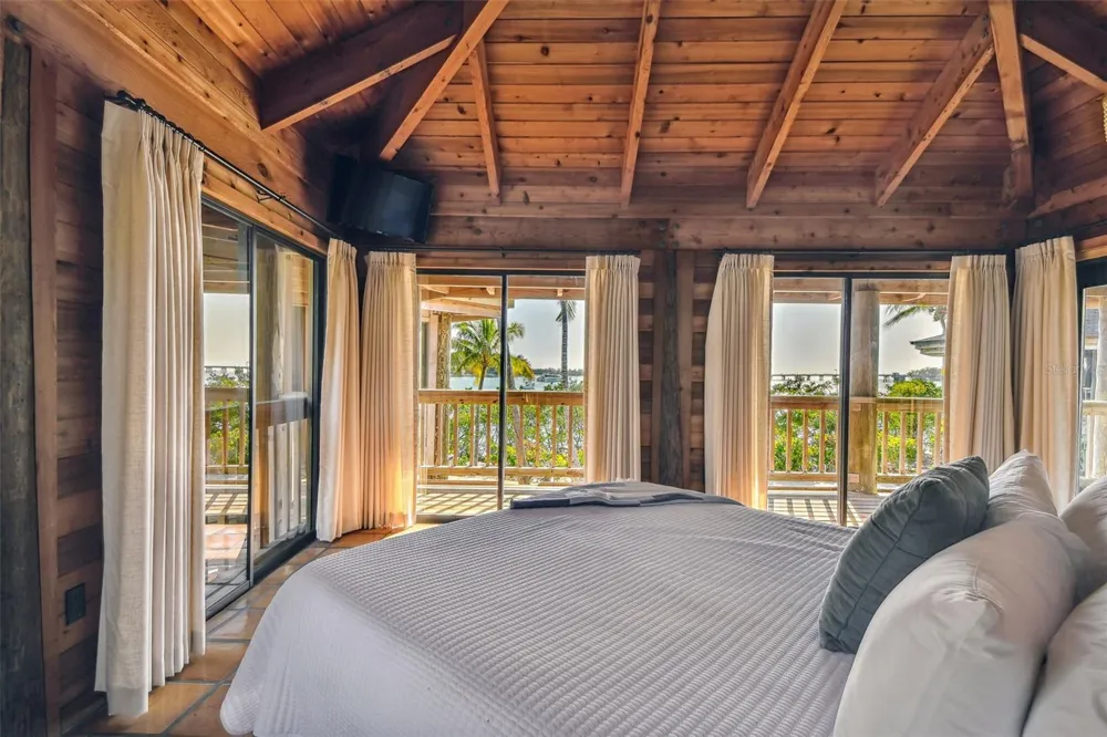 7147 LA LENAIRE DRIVE Longboat Key, FL 34228