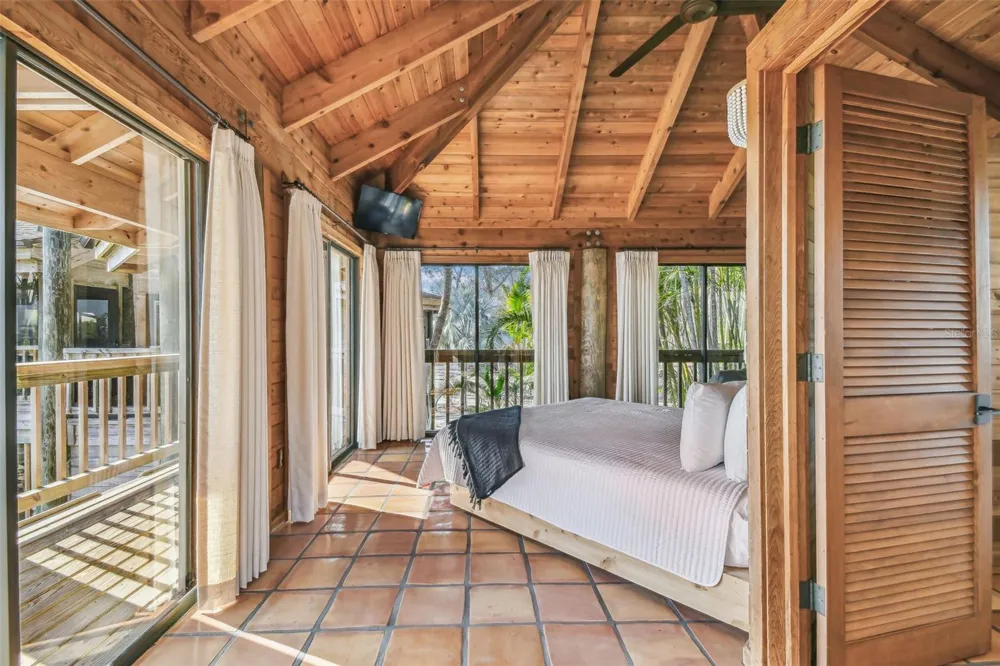 7147 LA LENAIRE DRIVE Longboat Key, FL 34228