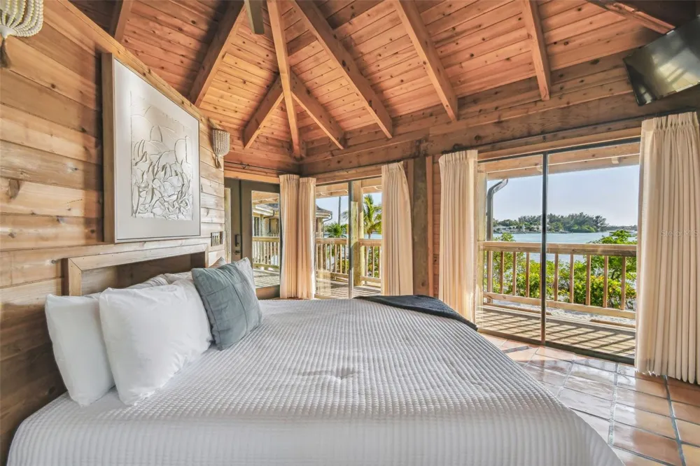 7147 LA LENAIRE DRIVE Longboat Key, FL 34228