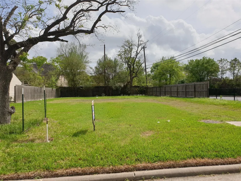4629 Maple Street Bellaire, TX 77401