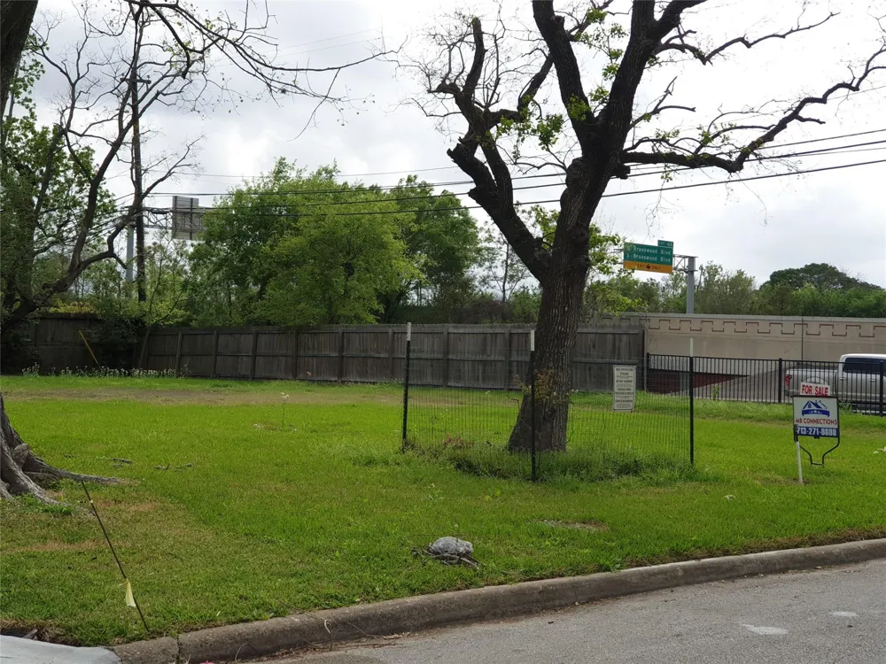 4629 Maple Street Bellaire, TX 77401