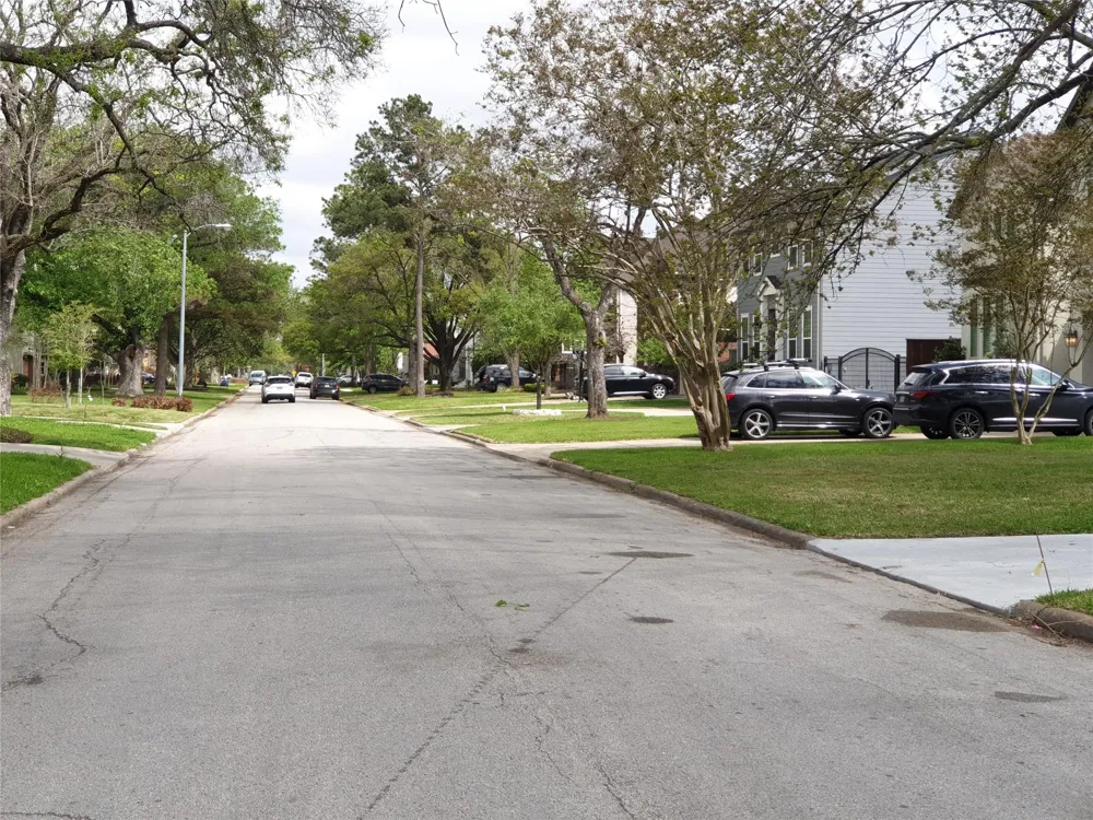 4629 Maple Street Bellaire, TX 77401