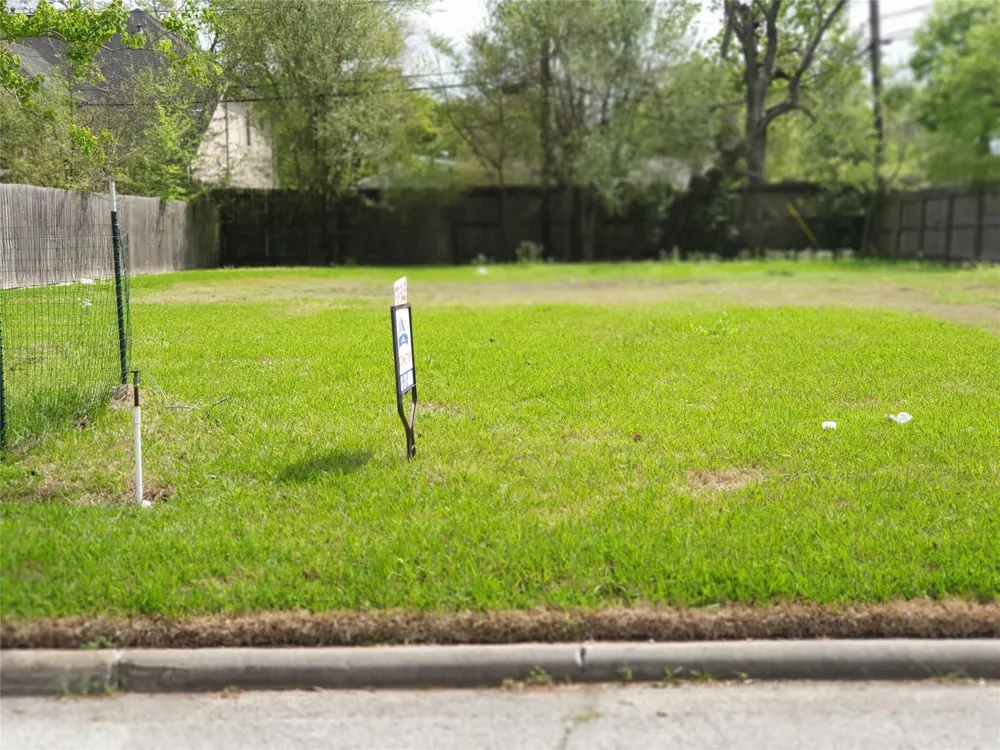 4629 Maple Street Bellaire, TX 77401