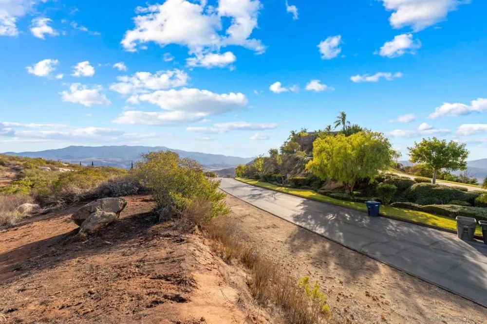 87 Presilla Dr Jamul, CA 91935