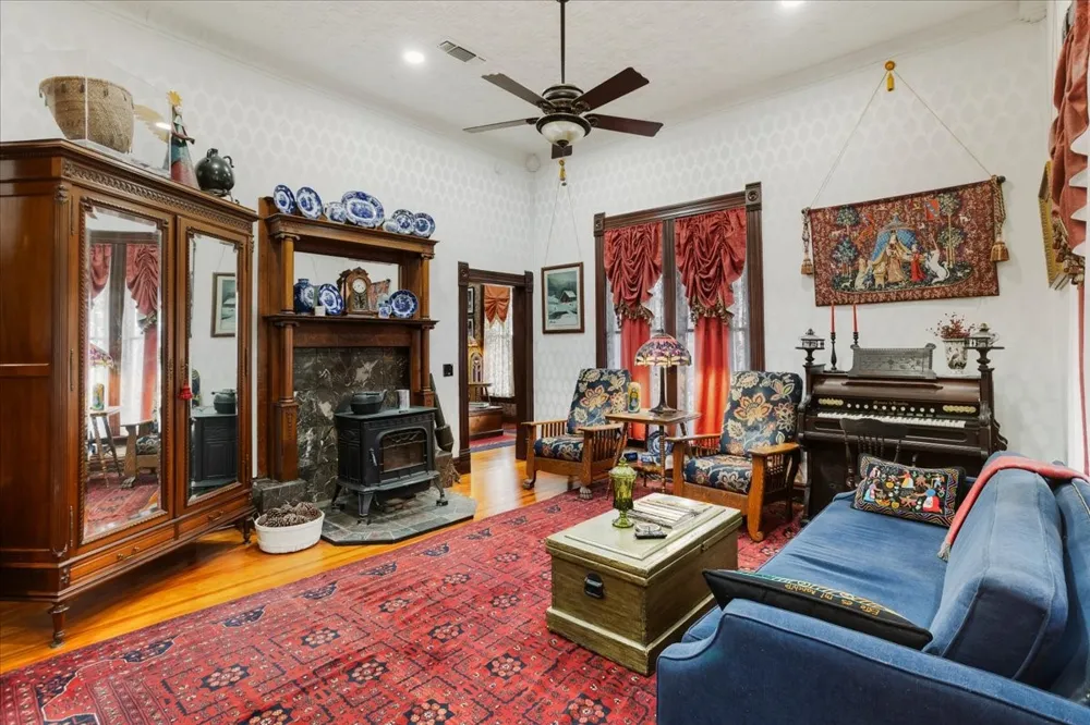 300 W 6th Street Bonham, TX 75418