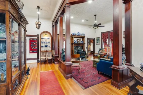 300 W 6th Street