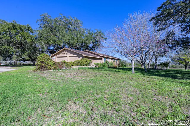 1173 Charco Rd Tuleta, TX 78162
