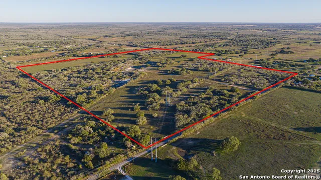 1173 Charco Rd Tuleta, TX 78162