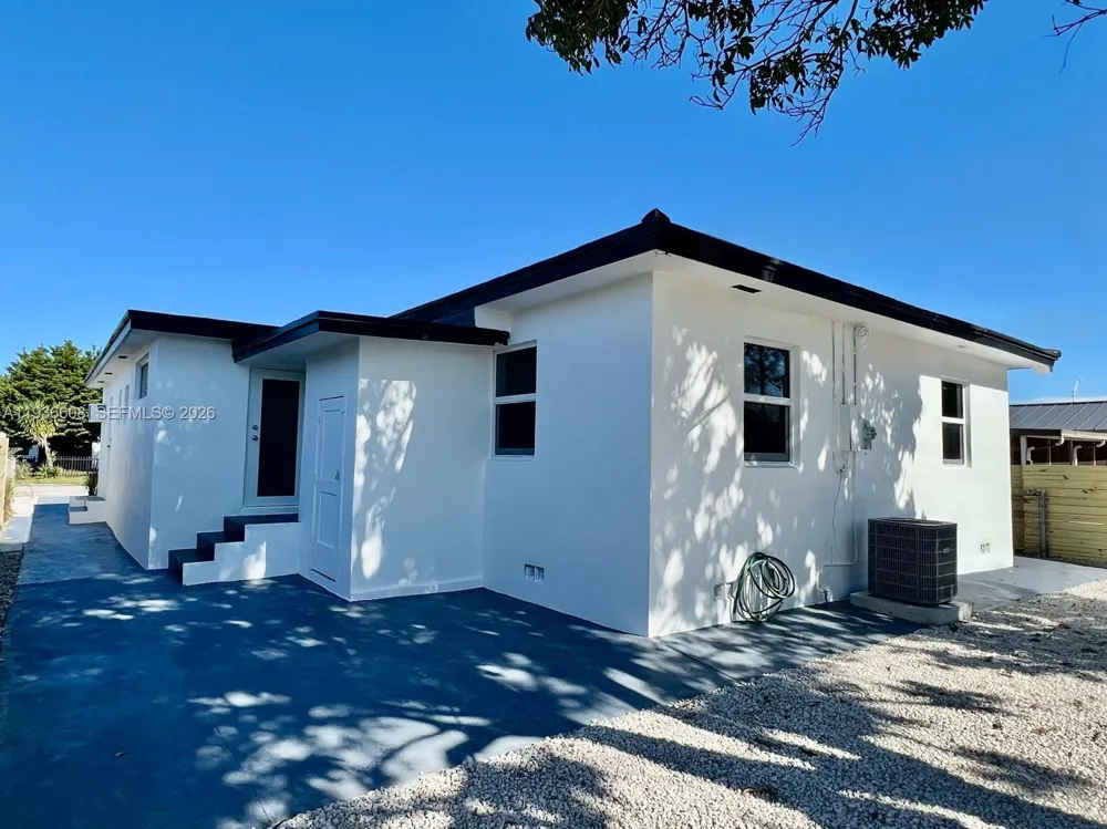 542 E 20th St Hialeah, FL 33013