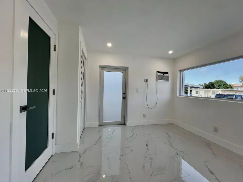 542 E 20th St Hialeah, FL 33013