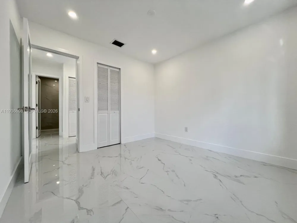 542 E 20th St Hialeah, FL 33013