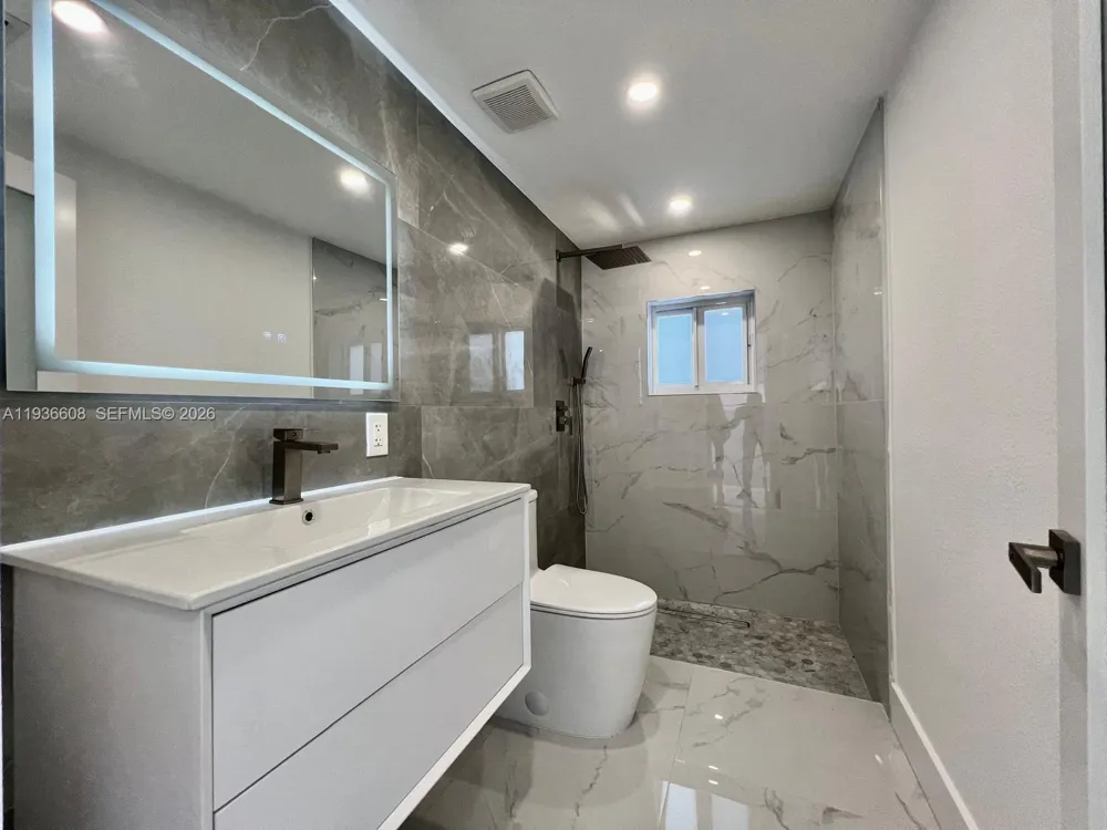 542 E 20th St Hialeah, FL 33013