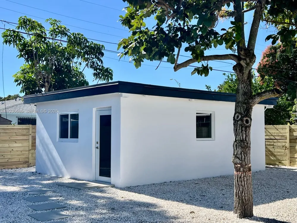 542 E 20th St Hialeah, FL 33013