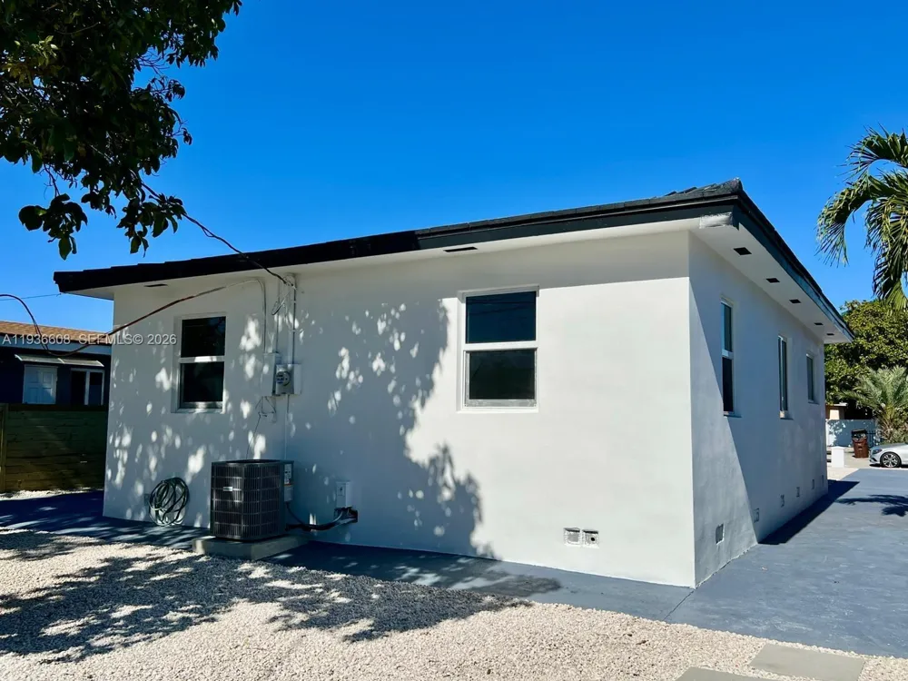 542 E 20th St Hialeah, FL 33013