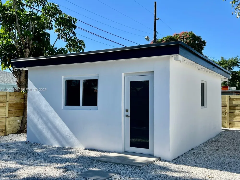 542 E 20th St Hialeah, FL 33013