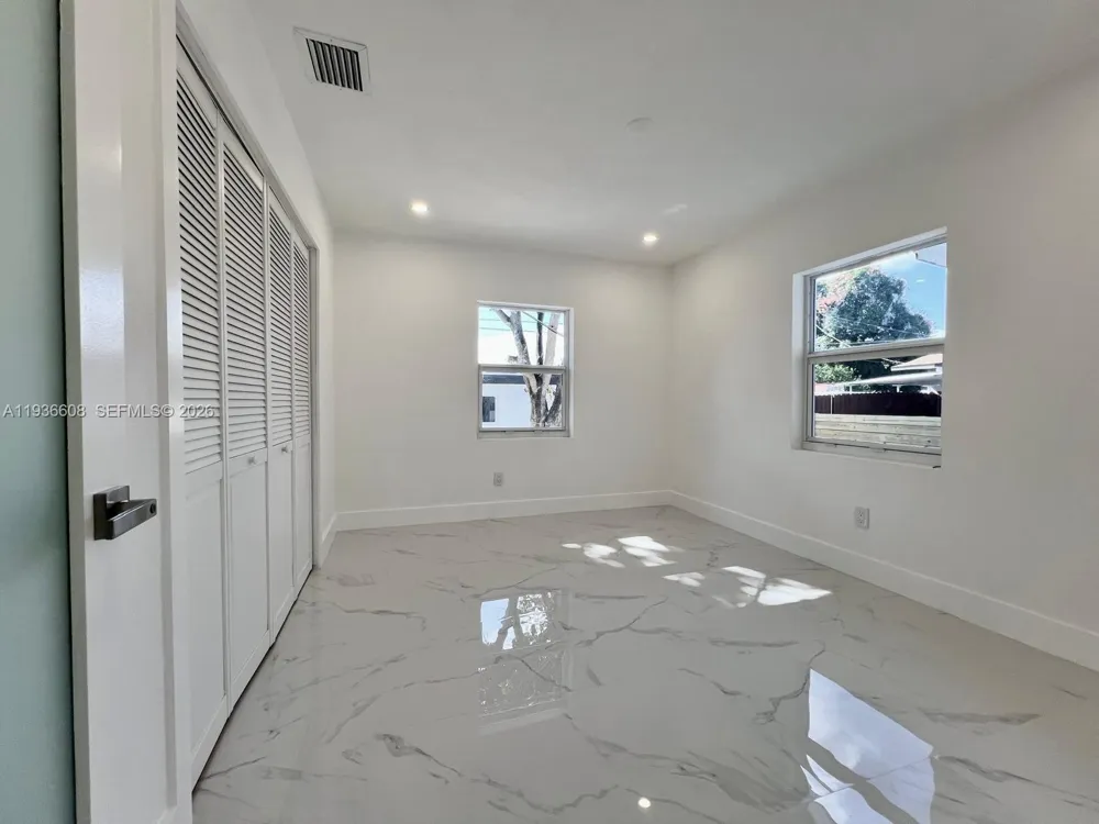 542 E 20th St Hialeah, FL 33013
