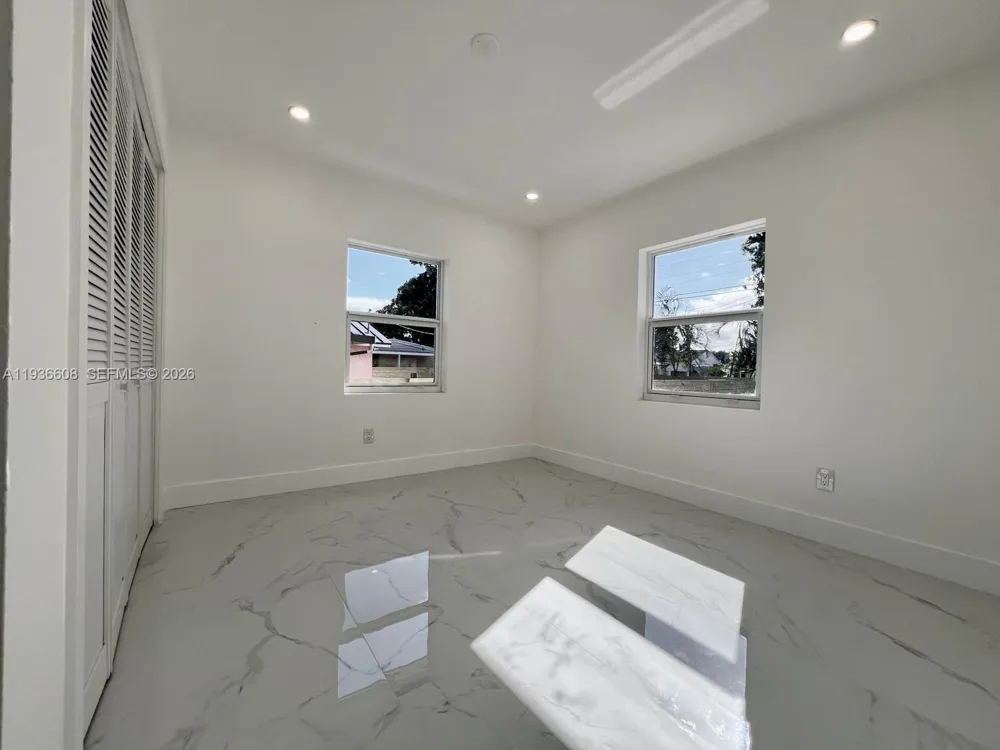 542 E 20th St Hialeah, FL 33013