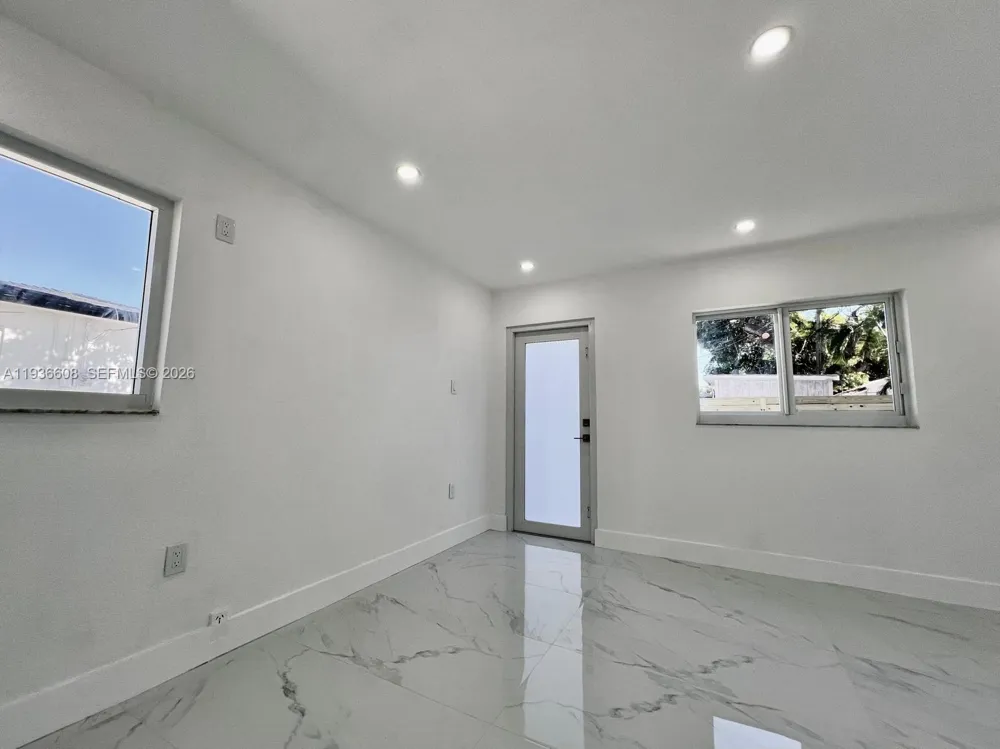 542 E 20th St Hialeah, FL 33013