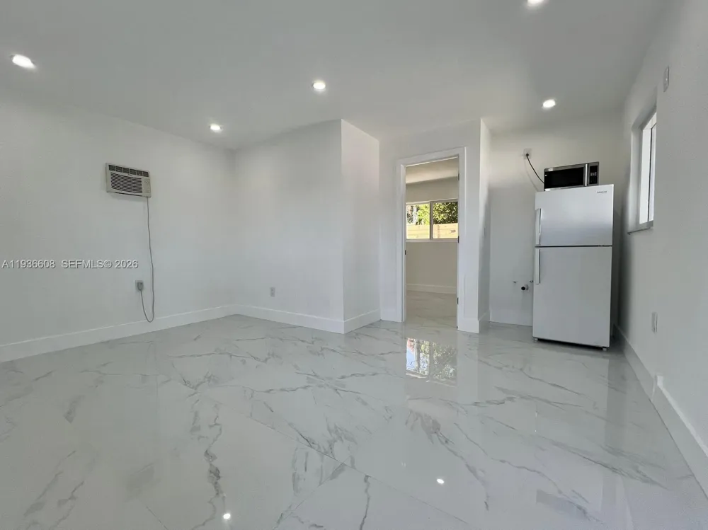 542 E 20th St Hialeah, FL 33013