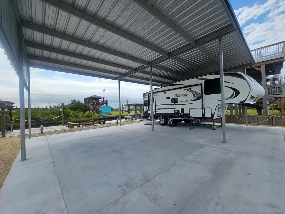 1072 Van Sant Gilchrist, TX 77617
