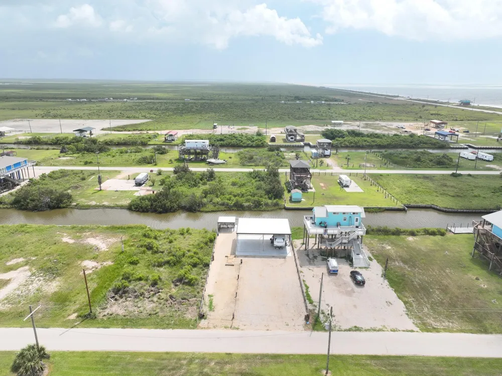 1072 Van Sant Gilchrist, TX 77617