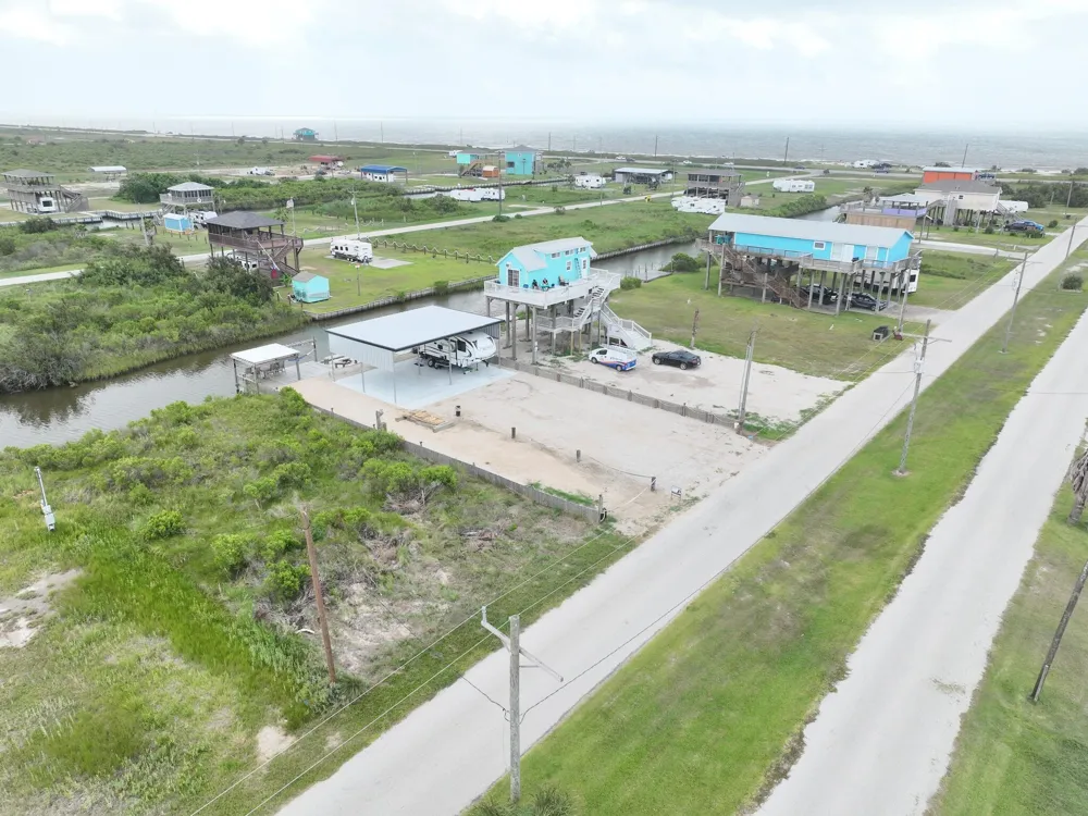 1072 Van Sant Gilchrist, TX 77617