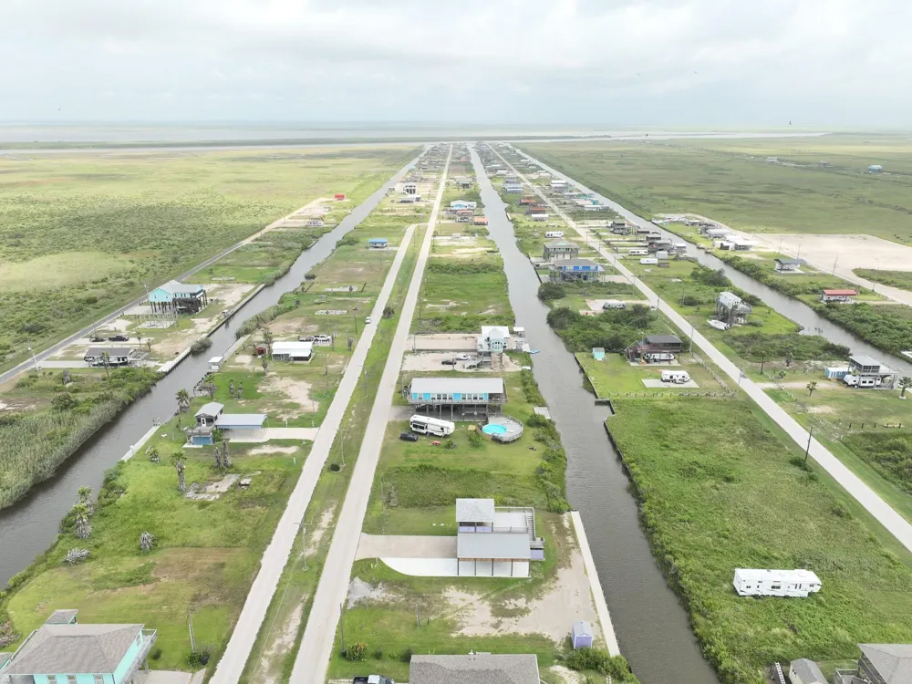 1072 Van Sant Gilchrist, TX 77617