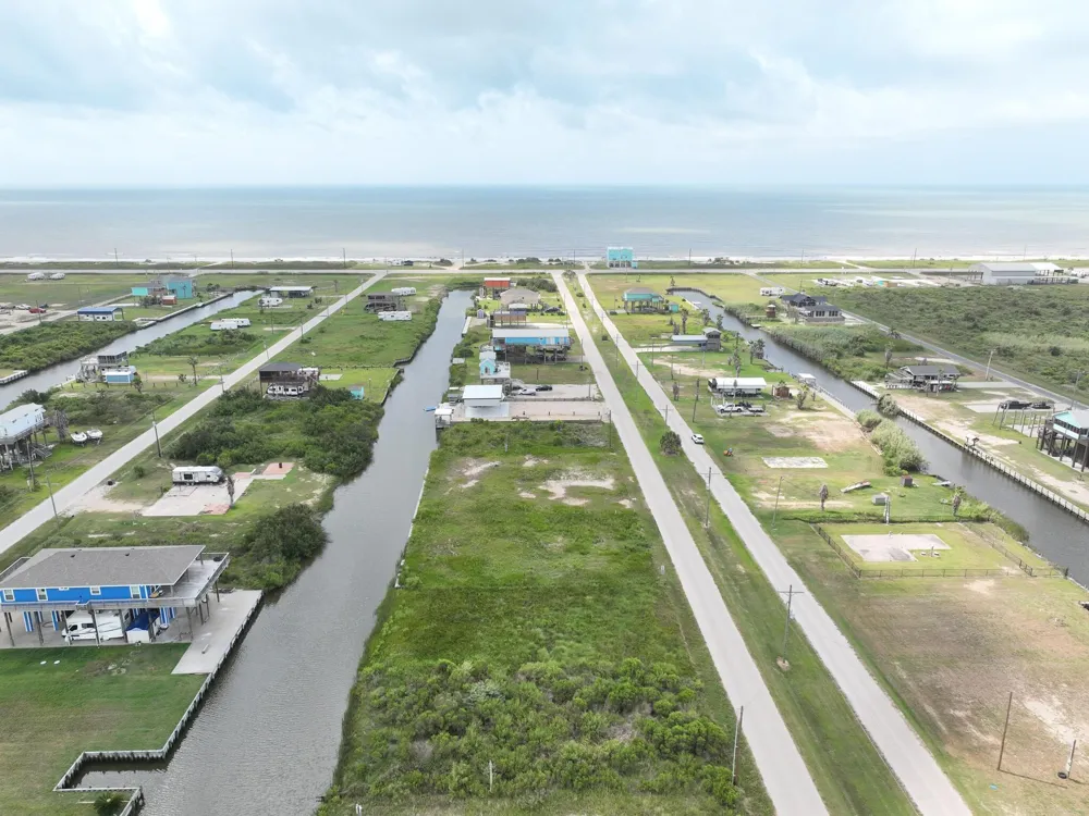 1072 Van Sant Gilchrist, TX 77617
