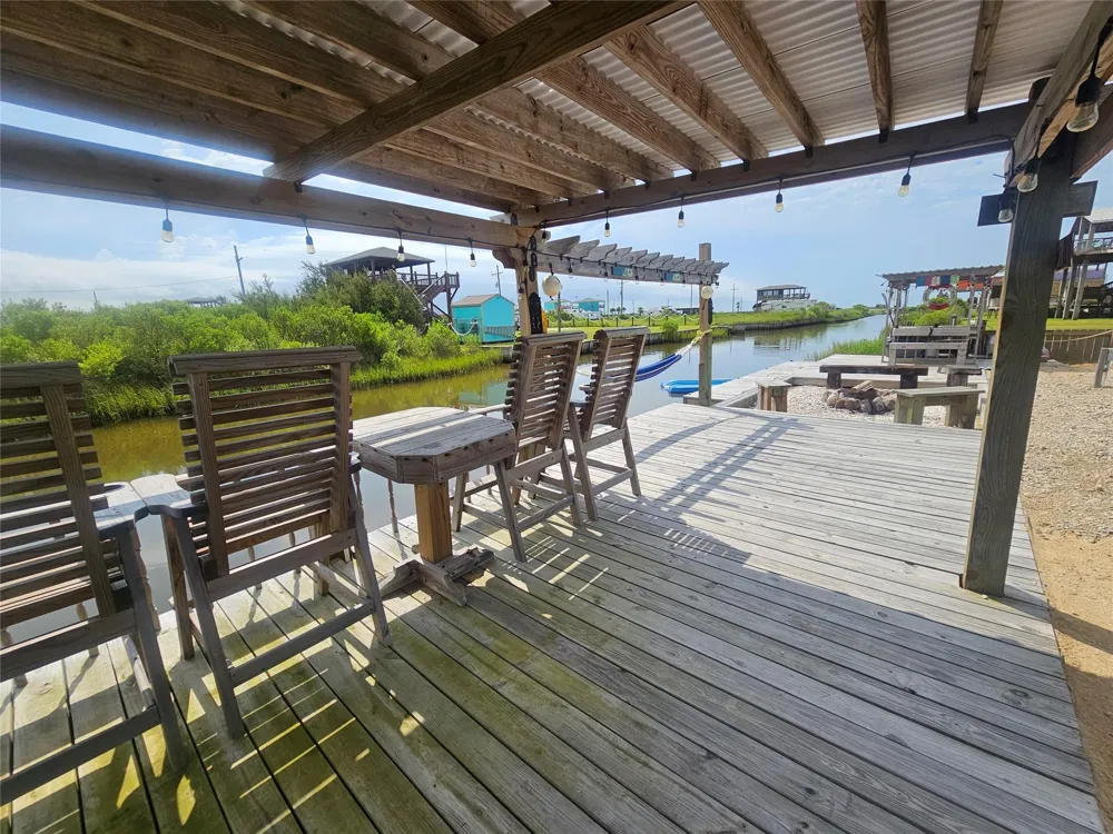 1072 Van Sant Gilchrist, TX 77617