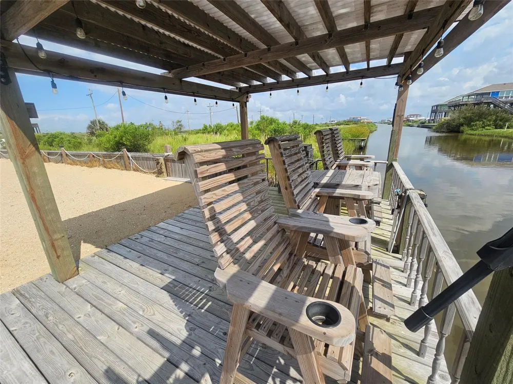 1072 Van Sant Gilchrist, TX 77617