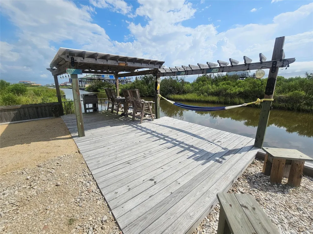 1072 Van Sant Gilchrist, TX 77617
