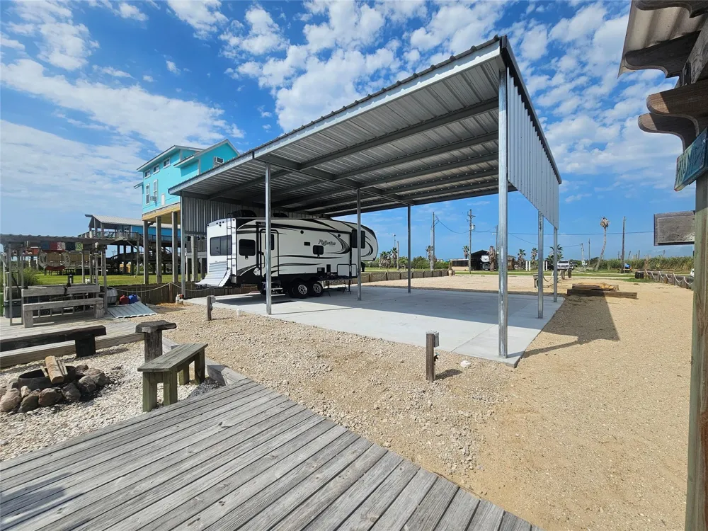 1072 Van Sant Gilchrist, TX 77617