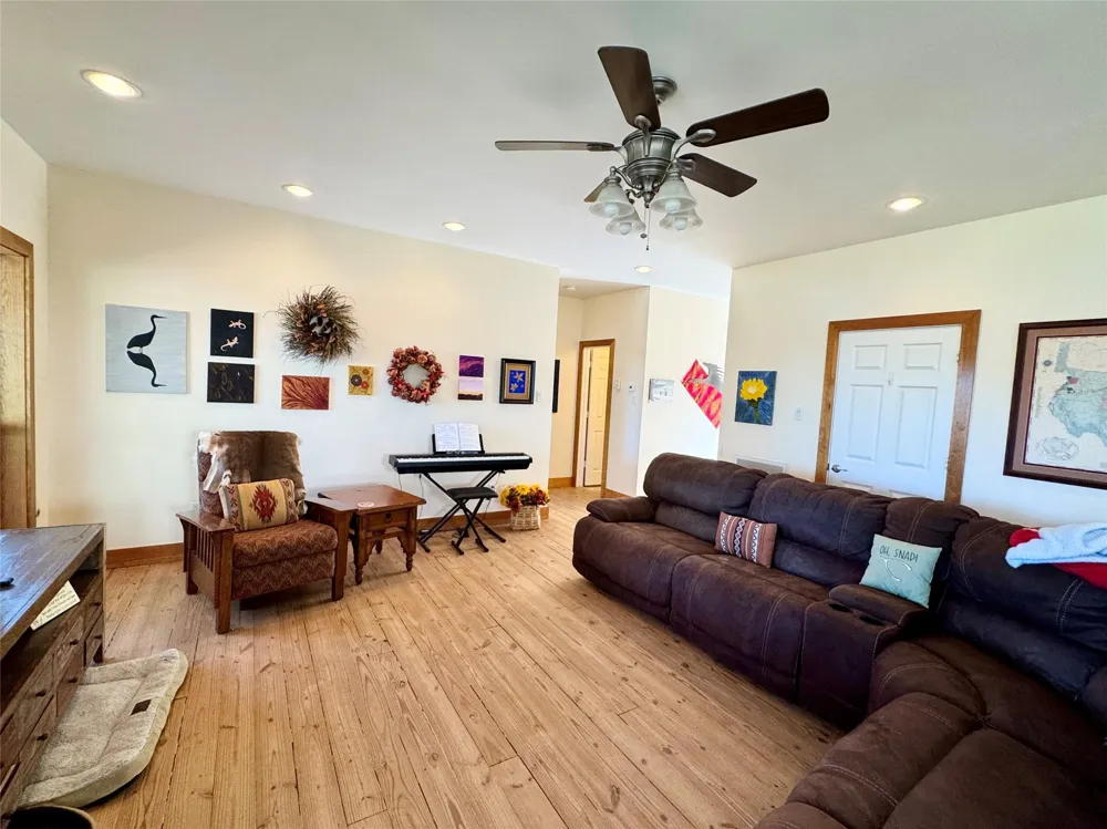 55 Lake Road Riverside, TX 77320