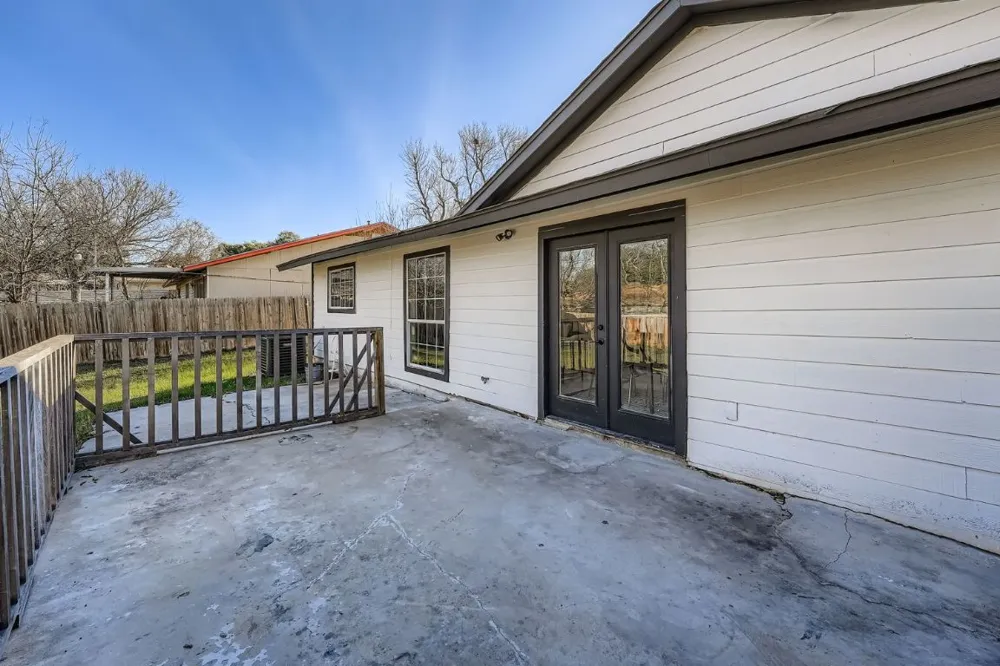 7004 E Meadow Bend Drive Austin, TX 78724